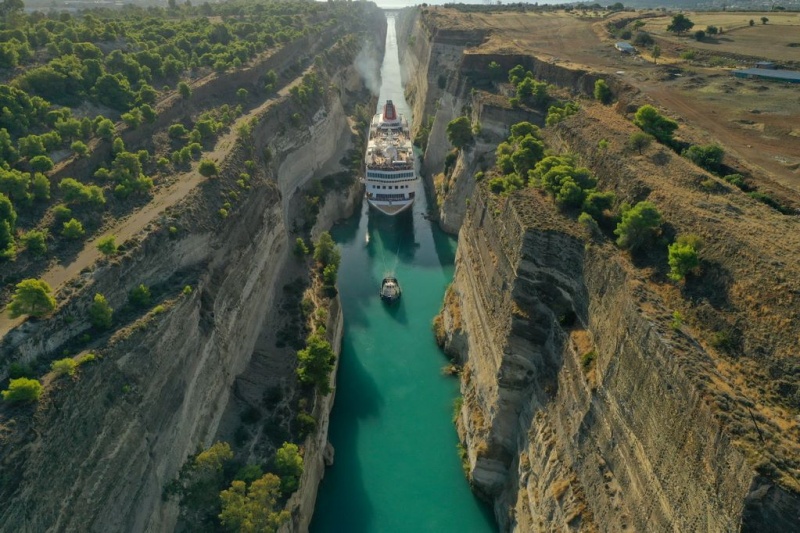 Fred. Olsen Cruise Lines Braemar in the Corinth Canal 09.10.19 2 fill 800x533